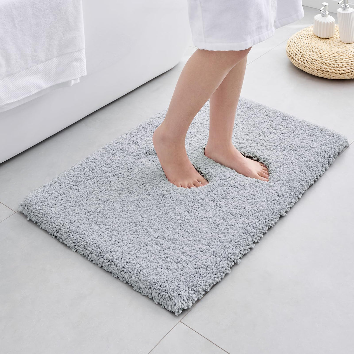 ILANGO Bathroom Rugs 24" × 17", Extra Soft Absorbent Microfiber Bath Rugs